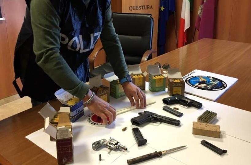 Foggia, nel garage 3 pistole, 8mila munizioni e polvere da sparo: arrestato