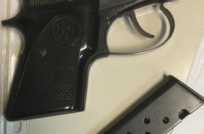 Bari, a spasso per San Girolamo con la pistola in auto: arrestato 18enne