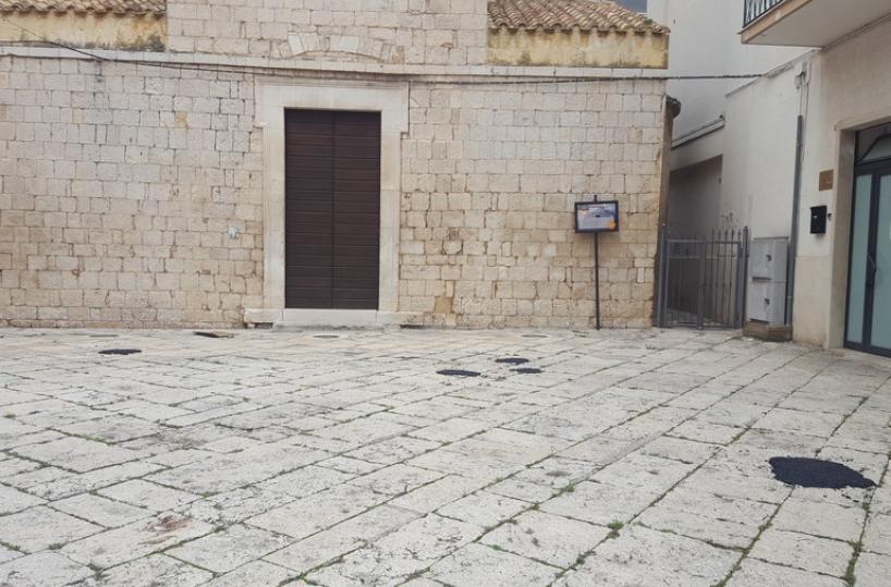 Corato, arrestati in due mentre rubano chianche da alcuni gradini