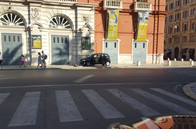 Bari, 75enne si schianta con l'auto contro le barriere del Petruzzelli