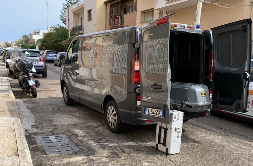 Lecce, uomo trovato morto in centro vicino alla sua bici: mistero