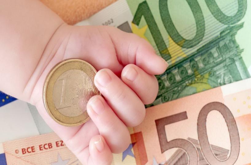 Mesagne, diventa mamma a 65 anni e reclama il «bonus bebè»