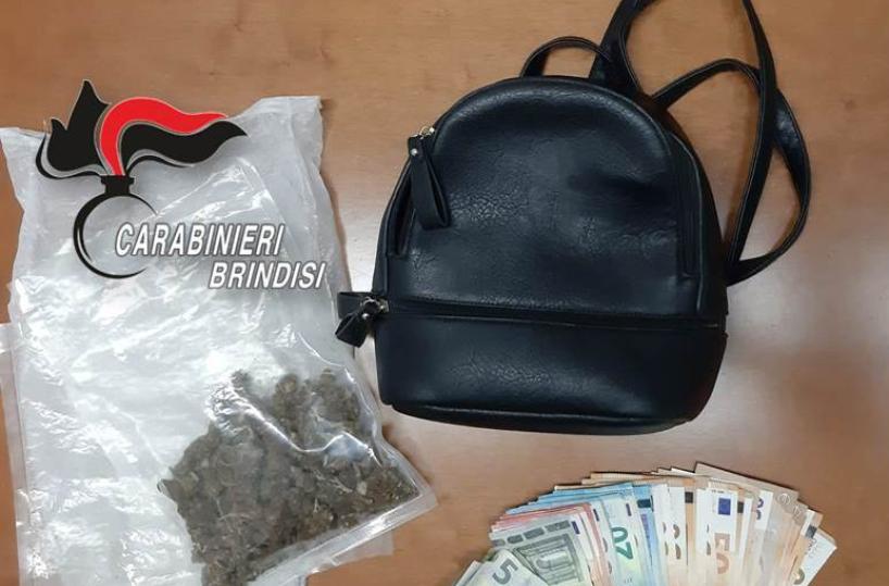 Erchie, droga nascosta sotto i tappetini dell'auto: due arresti