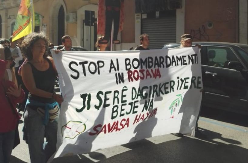 Bari, corteo per la Siria: palloncini pieni di vernice rossa contro consolato turco