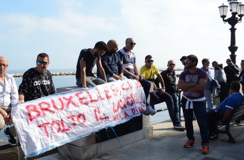 Bari, nuova protesta dei pescatori davanti alla sede della Regione Puglia