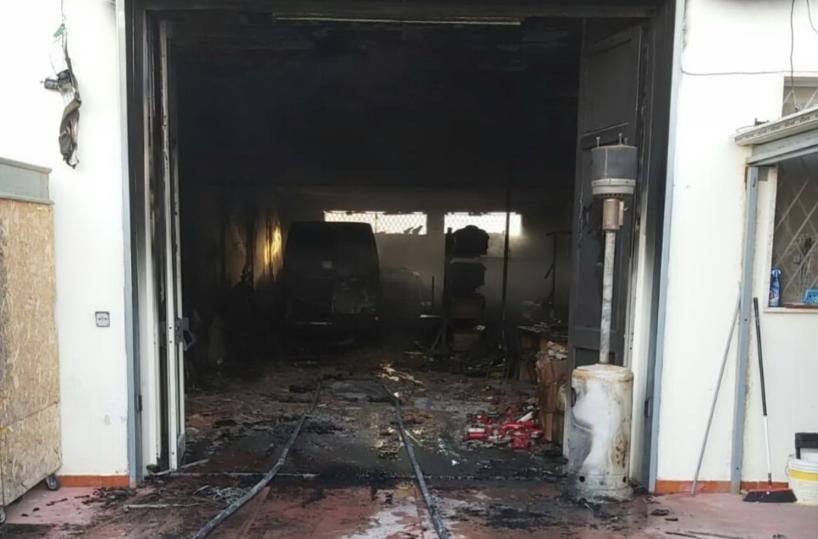 Veglie incendio distrugge agenzia funebre, cc: «È doloso»