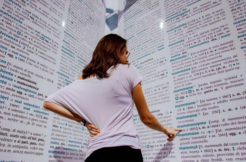 Bari, in piazza Diaz un dizionario gigante per le parole da «salvare»