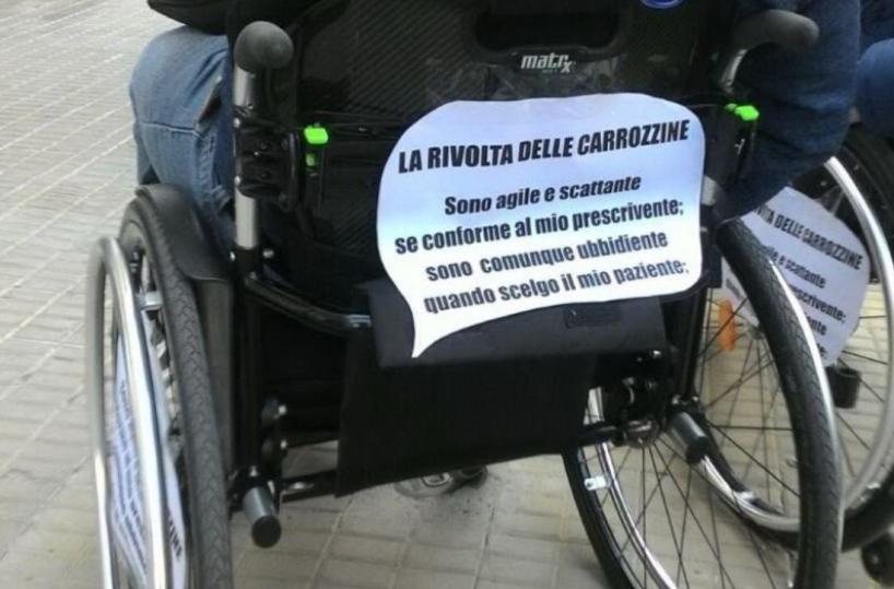 «Barletta non è una città accessibile»: il flash mob 'La rivolta delle carrozzine'