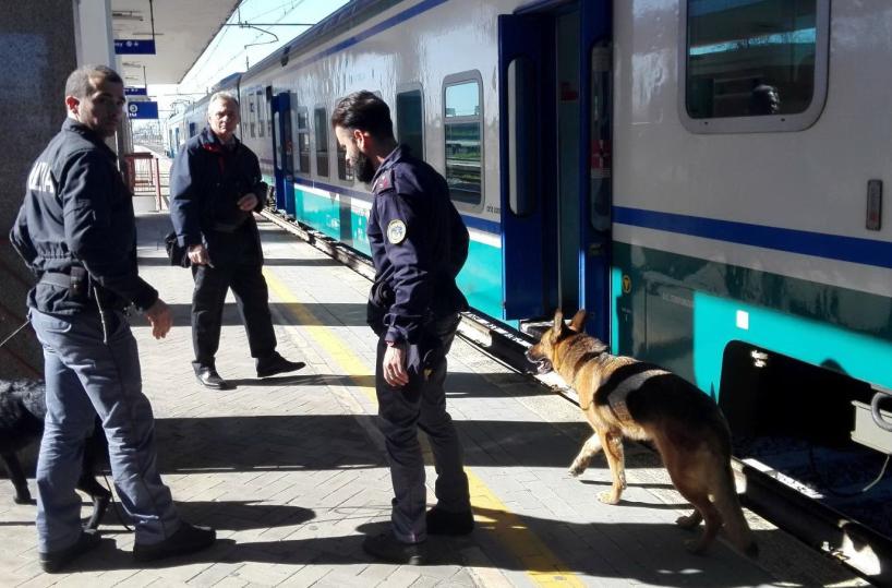 Agenti Polfer soccorrono due persone in stato confusionale a Potenza e a Trani