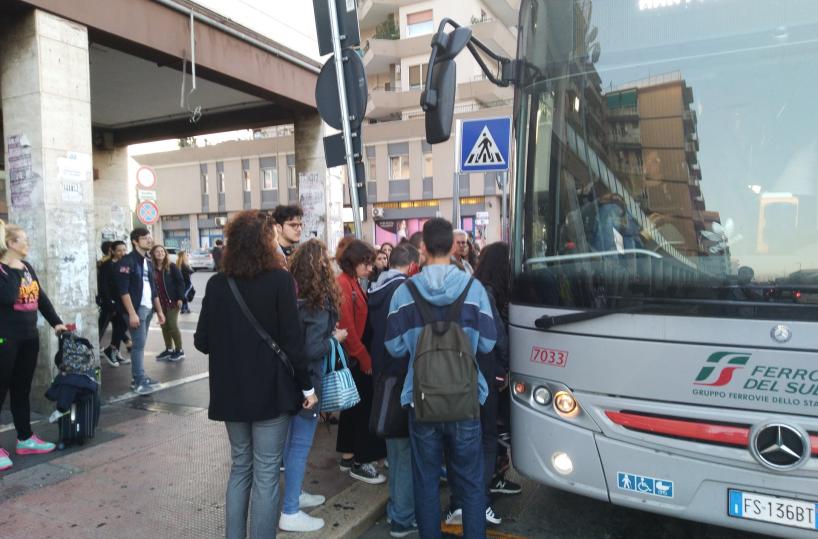 Bari, l’ira dei pendolari per i bus extraurbani: «Su Fal e Sud Est viaggi in piedi»