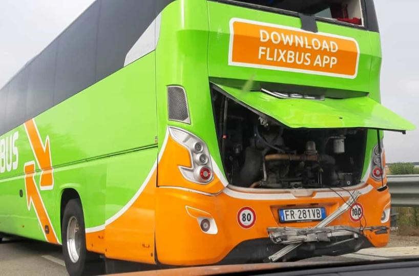 Tir tampona pullman Flixbus sulla Brindisi-Taranto: nessun ferito