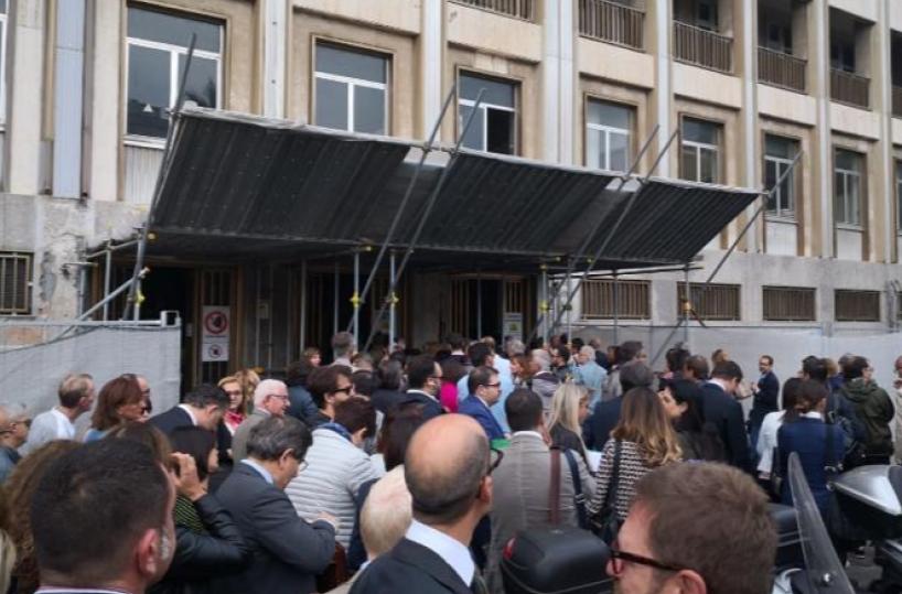 Bari, tornelli al vecchio tribunale: code e attese, protesta avvocati