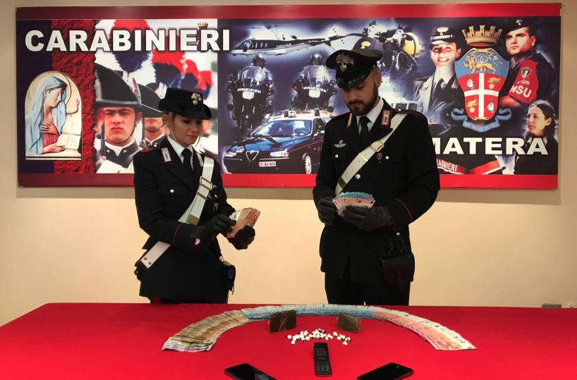 Matera, hashish e 12mila euro nascosti nella moto: arrestato 