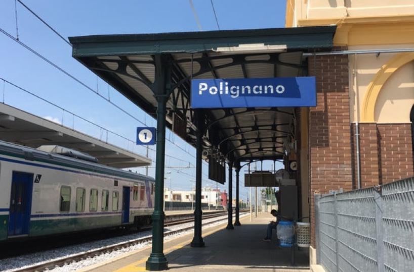 Treni, ritardi tra Bari e Lecce: auto intrappolata in passaggio a livello a Polignano