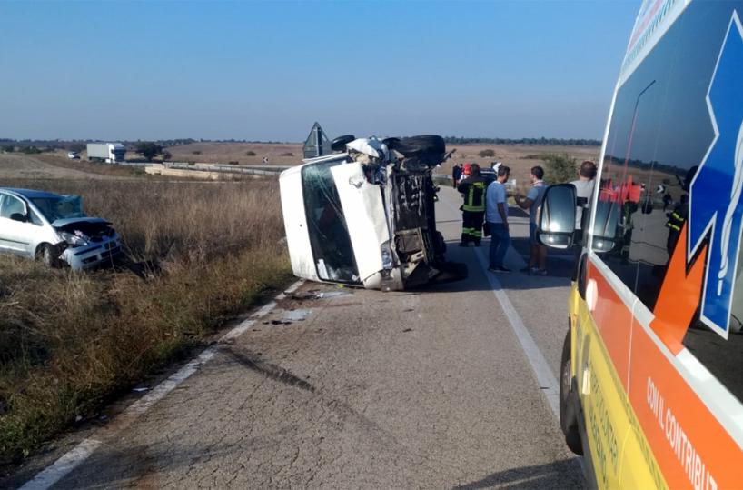 Altamura, autocarro si ribalta sulla statale per Ruvo: 3 feriti, uno è grave