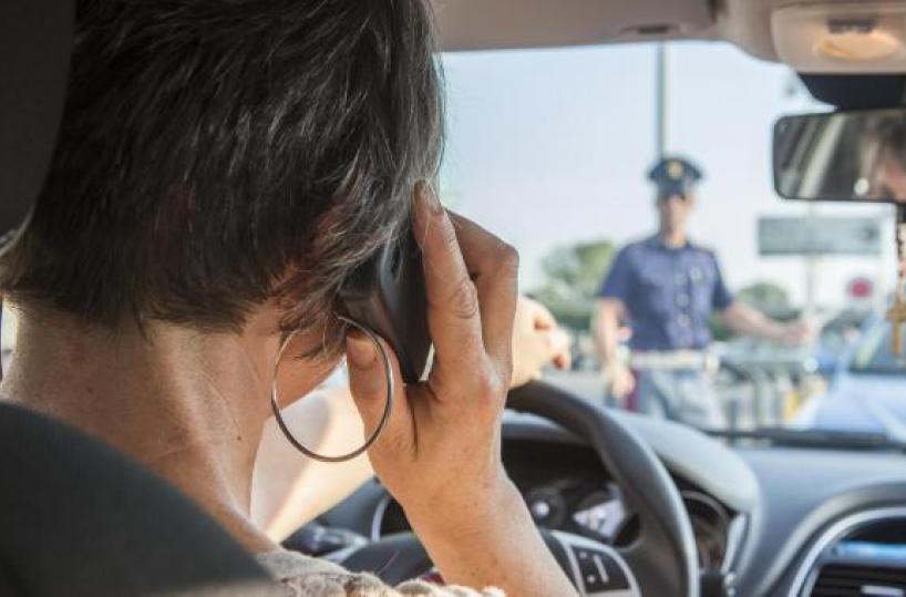 Bari, troppi autisti al cellulare: in poche ore beccati in 23, scattano multe salate 