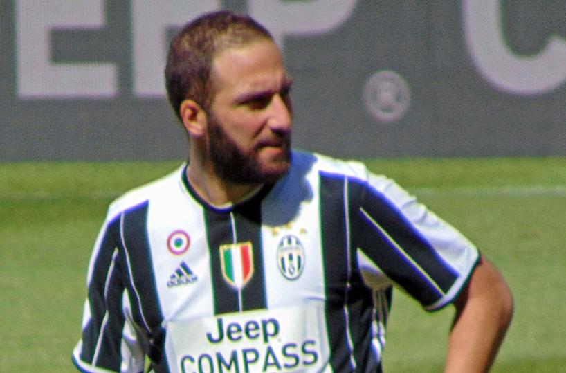Lecce - Juve: paura per Higuain, il pipita in ospedale dopo scontro con portiere giallorosso