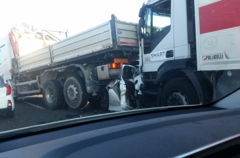 Auto schiacciata fra due tir sulla Brindisi-Lecce: muore donna alla guida