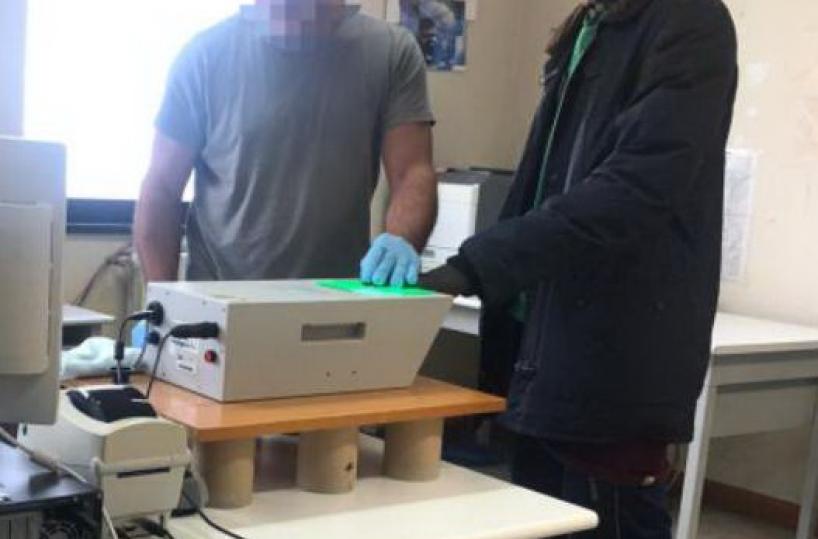 Brindisi, gambiano fa i bisogni nel parco: denunciato