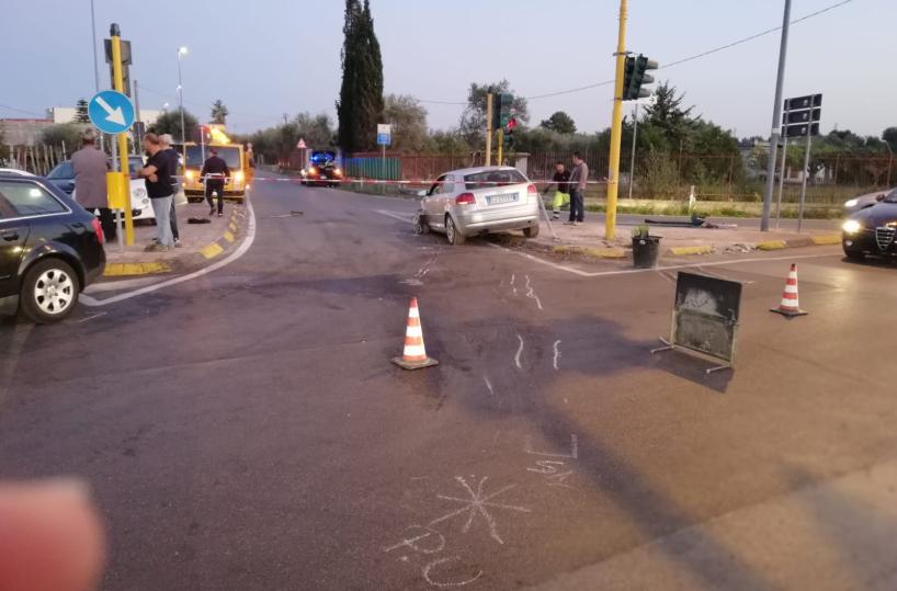 Bari, scontro frontale con testacoda tra due auto: tre feriti 