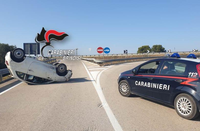 Oria, per fuggire dai carabinieri si capovolge con l'auto: arrestato