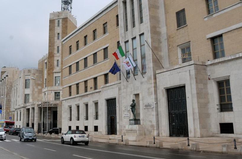 Regione Puglia: rimborsi d'oro agli avvocati, anche per incarichi di 15 anni fa