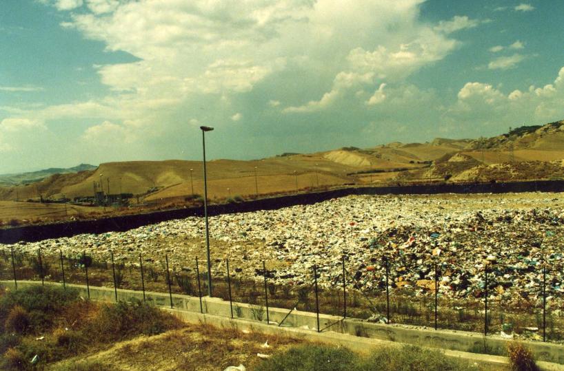Matera, il pasticcio rifiuti: non parte il nuovo servizio, rebus personale