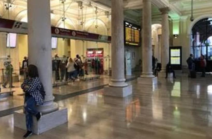 Bari, stazione senza giornali: «Riaprite subito l'edicola»