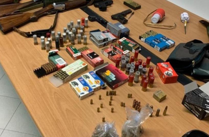 Vieste, in casa armi e centinaia di munizioni abusive, e due ordigni artigianali: arrestato