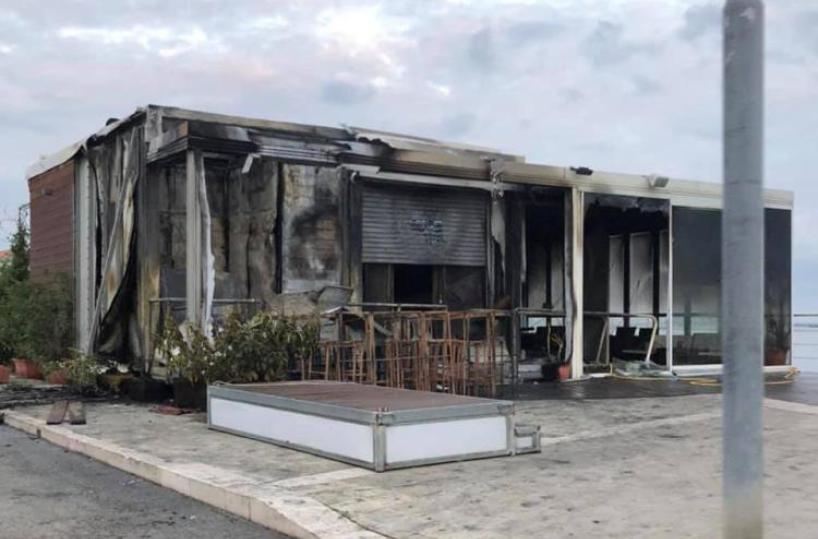 Lesina, bar sulla spiaggia dato alle fiamme: scatta la raccolta fondi online per ricostruirlo