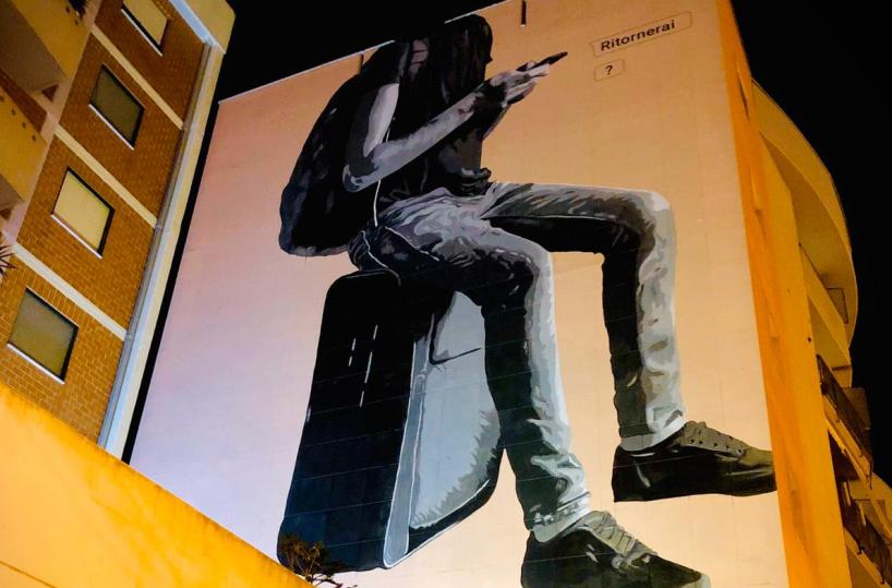 Andria, un murale gigante sui giovani «in fuga»