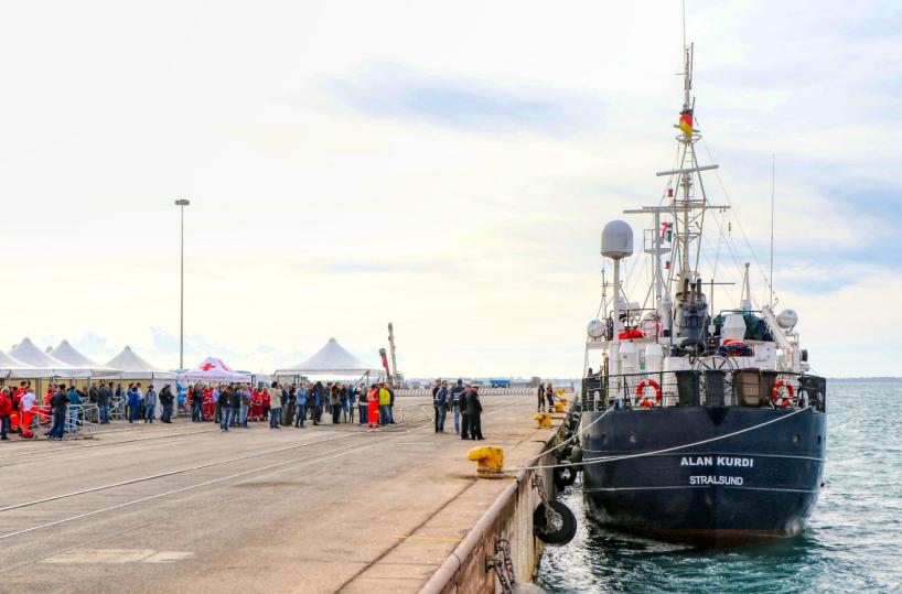 Taranto, l'Alan Kurdi salpata dal porto: «Torniamo a salvare vite»