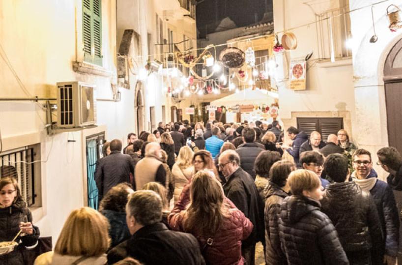 LA FOLLA - I golosi sanno che a Noci c’è tanto sapore