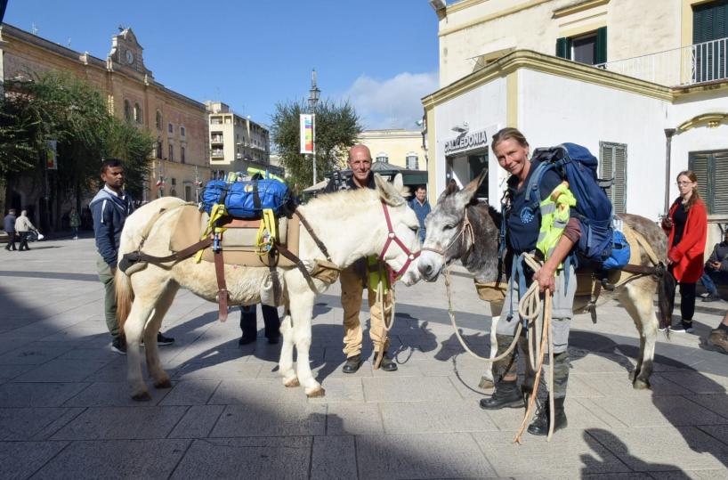 In viaggio dalla Svezia a Matera in groppa a 2 asini: la storia di Helena e Carlo