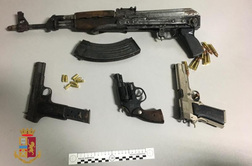 Lecce, scoperto l'arsenale del clan: sequestrati kalashnikov e pistole