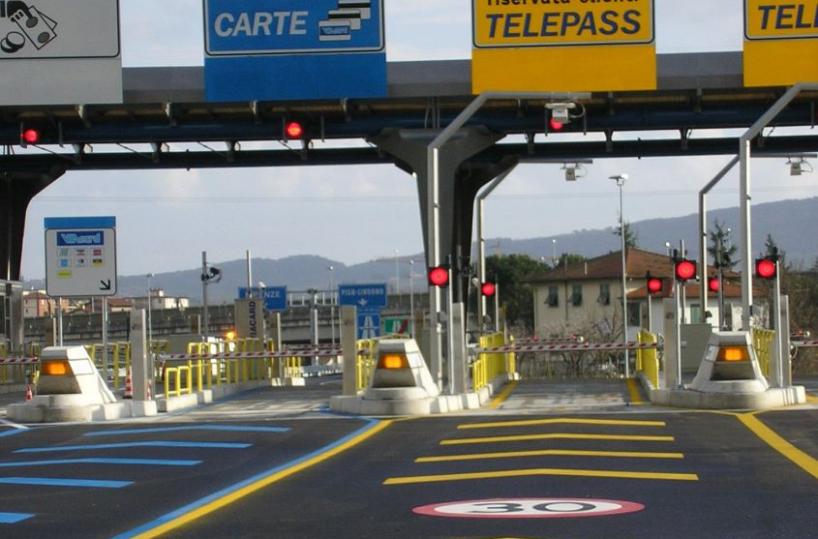 Foggia, si intrufola nelle corsie Telepass e non paga pedaggi autostradali: denunciato