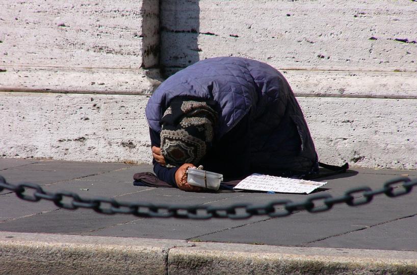 Andria, pestano un mendicante per rubargli i soldi: due arresti