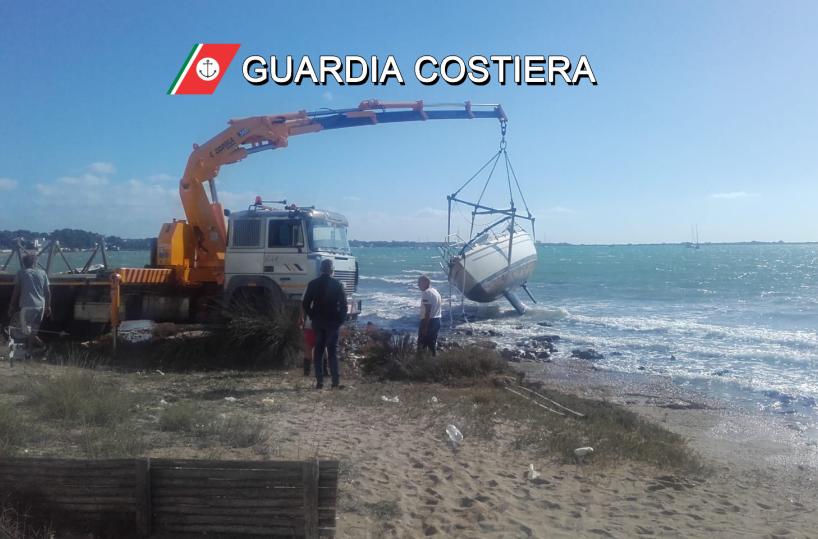 Porto Cesareo, barca a vela si arena sulla spiaggia: rimossa con autogru