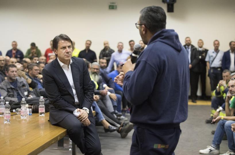 Mittal, terminato sciopero 24 ore. Conte fino a notte visita i Tamburi«Il governo non vi abbandonerà»