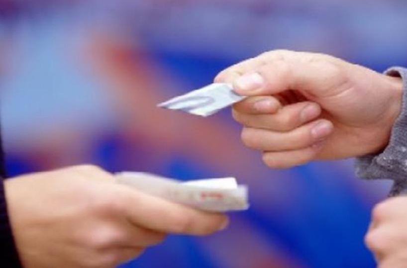 Bari, «Se spacci guadagni fino a 800 euro a settimana»: i clan assoldano intere famiglie