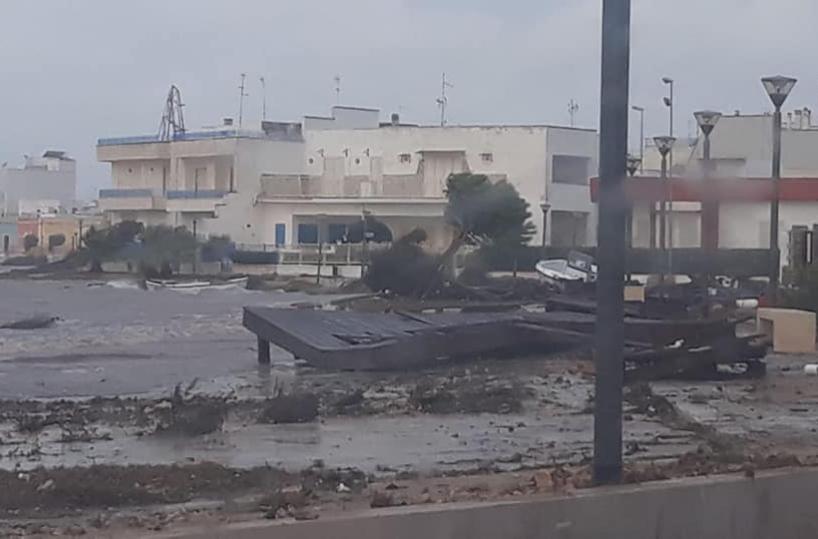 Porto Cesareo, tromba d'aria fa volare pontile di 60 metri : barche trascinate per 300 metri
