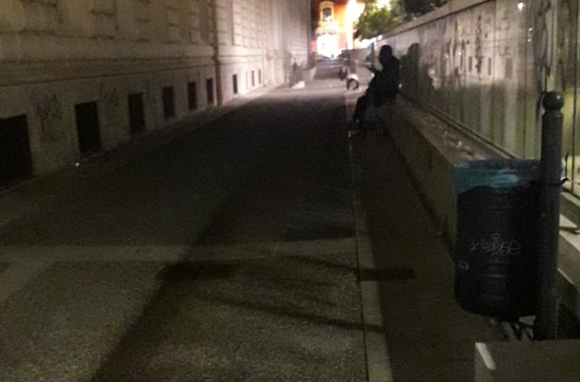 Bari, piazza Cesaree Battisti buia regno di spacciatori e baby gang