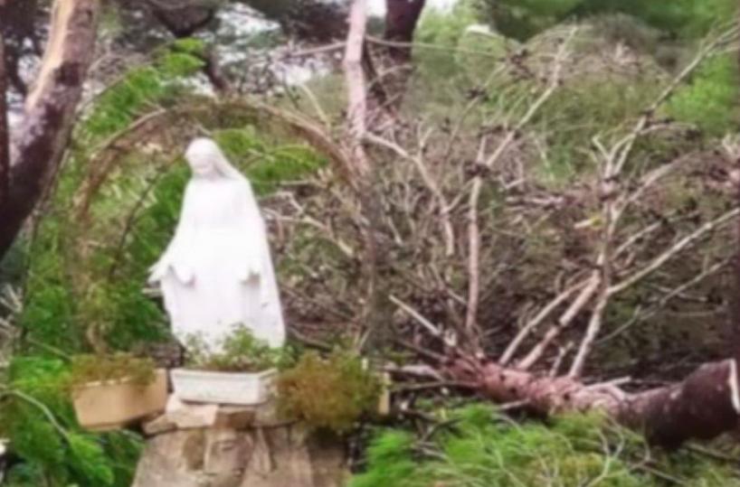 Policoro, la madonnina resiste alla tromba d'aria