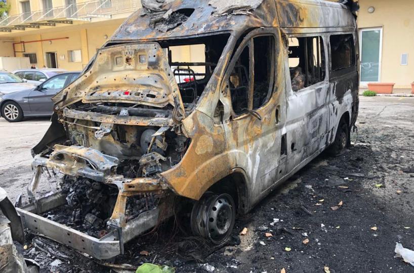 Taranto, in fiamme un'ambulanza della Croce Rossa in servizio 118