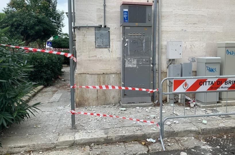 Brindisi, cemento e calcinacci si abbattono al suolo: tragedia sfiorata al Casale