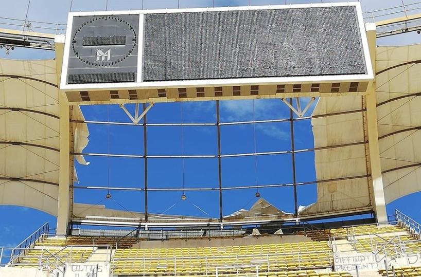 Bari, allo Stadio San Nicola il vento fa volare via un altro «petalo»