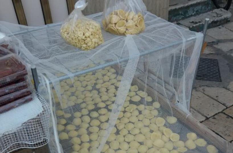 Barivecchia, le «signore delle orecchiette»: «Nessuna tracciabilità: impastiamo davanti ai clienti»