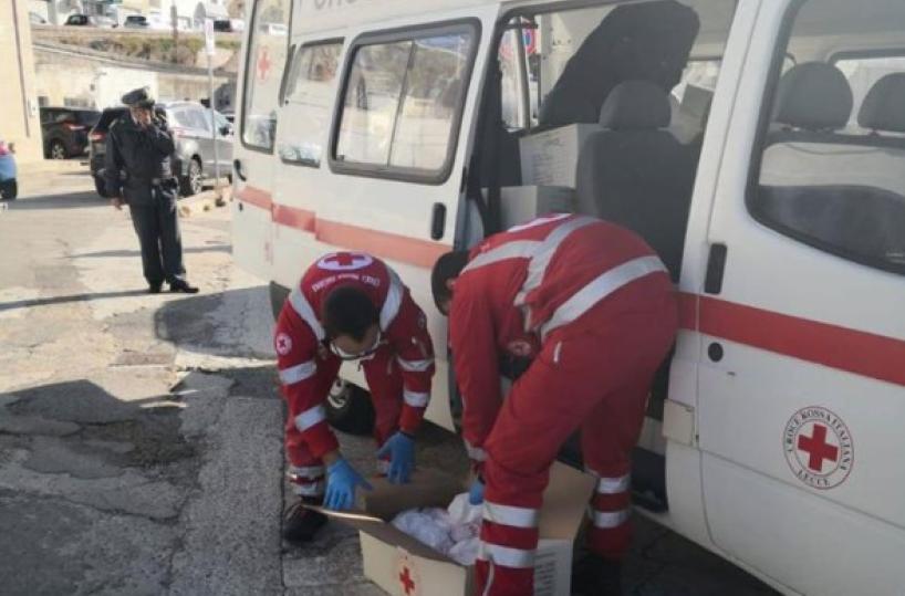 Migranti, in 40 abbandonati su un gommone a largo di Leuca: soccorsi