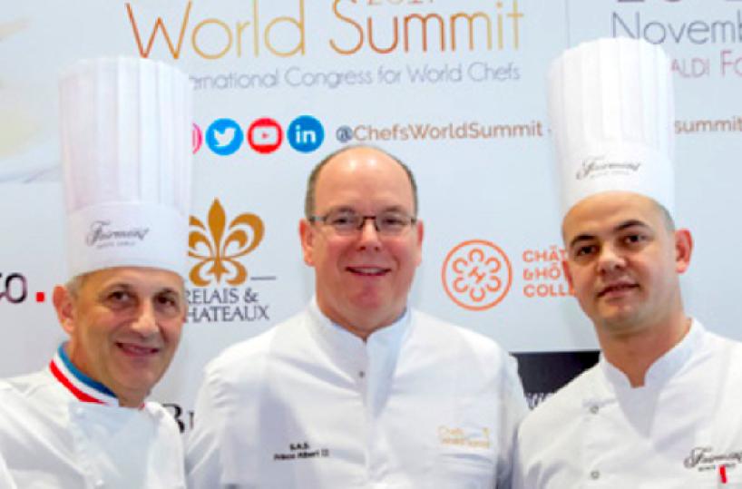 CUOCO - Al centro il principe Alberto II in perfetta tenuta da chef