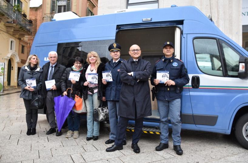 Matera, la Polizia scende in piazza contro la violenza sulle donne